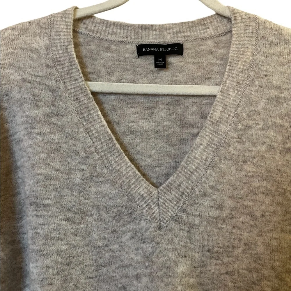 Banana Republic Aire Vee fluffy neutral v-neck alpaca wool blend sweater, M
